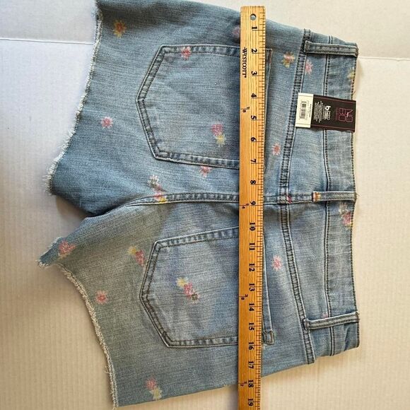 Denim shorts with flowers - Picture 6 of 7